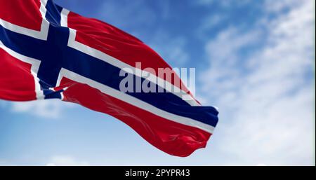 Die norwegische Nationalflagge winkt im Wind an klaren Tagen. Rotes Feld mit blauem Kreuz und weißer Umrandung. Rendern der 3D-Darstellung. Selektiver Fokus. Rippl Stockfoto