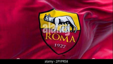 Rom, IT, märz 2023: Flagge VON AS Roma winkend. AS Roma ist ein professioneller Fußballverein mit Sitz in Rom. Redaktioneller 3D-Illustrations-Rendering. Se Stockfoto