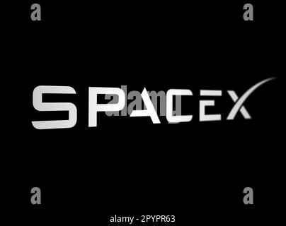 New York City, USA, März 2023: Weißes SpaceX-Logo auf schwarzem Hintergrund. SpaceX ist ein privates Unternehmen, das Trägerraketen entwickelt und herstellt Stockfoto