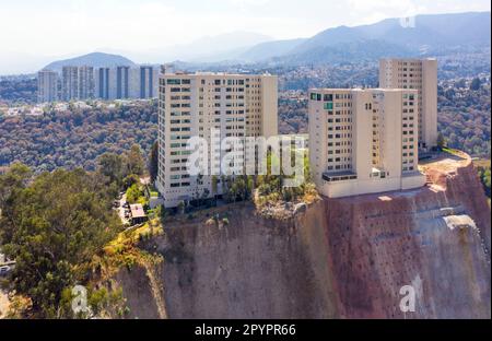 Hochhäuser in unsicherer Lage im Santa Fe-Viertel von Mexiko-Stadt, Mexiko Stockfoto