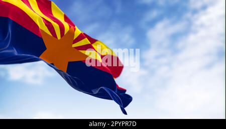 Die Flagge Arizonas, die an klaren Tagen im Wind winkt. Kupferstern, 13 rote und gelbe Strahlen und eine blaue untere Hälfte. Rendern der 3D-Darstellung. Selecti Stockfoto