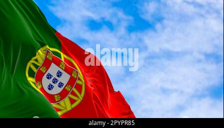 Die portugiesische Nationalflagge wehte im Wind an klaren Tagen. Die Portugiesische Republik ist ein Mitgliedstaat der Europäischen Union. Rendern der 3D-Darstellung. Flattern Stockfoto