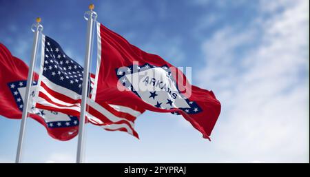 An klaren Tagen winken die Flaggen des Bundesstaates Arkansas mit der Nationalflagge der Vereinigten Staaten von Amerika. Flatternder Stoff. Rendern der 3D-Darstellung Stockfoto