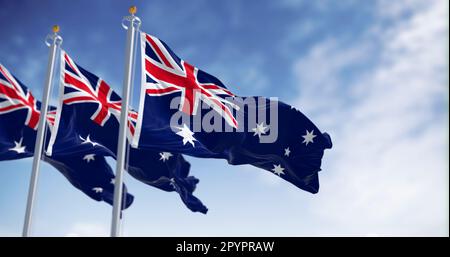 Drei australische Nationalflaggen, die an klaren Tagen im Wind winken. Blaue Flagge mit Union Jack, weißer 5-zackiger Stern symbolisiert Southern Cross. Gewellt Stockfoto