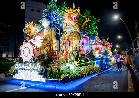 Wilayah Persekutuan, Malaysia. 04. Mai 2023. Buddhisten werden dabei beobachtet, wie sie mit einer Floßprozession in Verbindung mit der Wesak-Day-Feier in Kuala Lumpur marschieren. (Foto: Syaiful Redzuan/SOPA Images/Sipa USA) Guthaben: SIPA USA/Alamy Live News Stockfoto