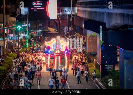 Wilayah Persekutuan, Malaysia. 04. Mai 2023. Buddhisten werden dabei beobachtet, wie sie mit einer Floßprozession in Verbindung mit der Wesak-Day-Feier in Kuala Lumpur marschieren. (Foto: Syaiful Redzuan/SOPA Images/Sipa USA) Guthaben: SIPA USA/Alamy Live News Stockfoto