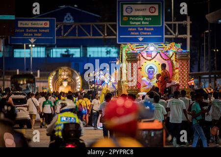 Wilayah Persekutuan, Malaysia. 04. Mai 2023. Buddhisten werden dabei beobachtet, wie sie mit einer Floßprozession in Verbindung mit der Wesak-Day-Feier in Kuala Lumpur marschieren. (Foto: Syaiful Redzuan/SOPA Images/Sipa USA) Guthaben: SIPA USA/Alamy Live News Stockfoto