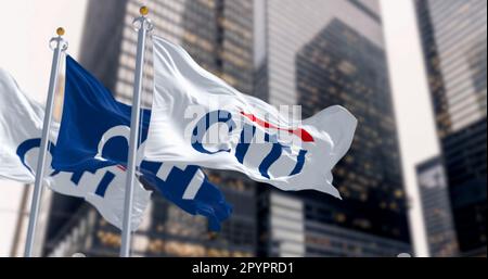 New York, USA, März 2023: Flaggen mit Citi-Logo, die im Wind in einem Finanzviertel winken. Citi ist eine internationale Finanzdienstleistungsinstitution. Il Stockfoto