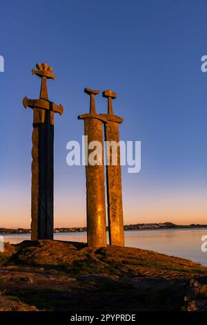 Sverd i Fjell - drei bronzene Schwerter im Felsen bei Stavanger erinnern an die Schlacht von Hafrsfjord. Stockfoto