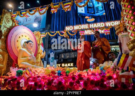 Wilayah Persekutuan, Malaysia. 04. Mai 2023. Zwei buddhistische Mönche werden während einer Floßprozession in Verbindung mit der Wesak-Tag-Feier gesehen. (Foto: Syaiful Redzuan/SOPA Images/Sipa USA) Guthaben: SIPA USA/Alamy Live News Stockfoto