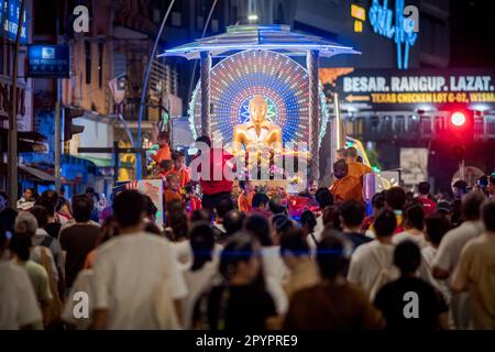 Wilayah Persekutuan, Malaysia. 04. Mai 2023. Buddhisten werden dabei beobachtet, wie sie mit einer Floßprozession in Verbindung mit der Wesak-Day-Feier in Kuala Lumpur marschieren. (Foto: Syaiful Redzuan/SOPA Images/Sipa USA) Guthaben: SIPA USA/Alamy Live News Stockfoto