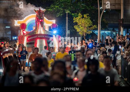 Wilayah Persekutuan, Malaysia. 04. Mai 2023. Buddhisten werden dabei beobachtet, wie sie mit einer Floßprozession in Verbindung mit der Wesak-Day-Feier in Kuala Lumpur marschieren. (Foto: Syaiful Redzuan/SOPA Images/Sipa USA) Guthaben: SIPA USA/Alamy Live News Stockfoto