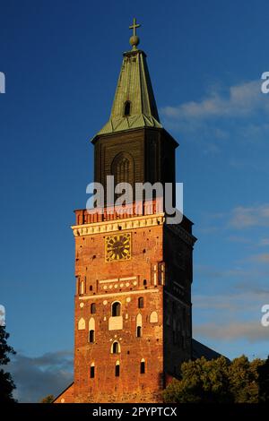 Sonniger Glockenturm der Kathedrale in Turku Finnland an einem wunderschönen sonnigen Sommertag mit klarem blauen Himmel Stockfoto