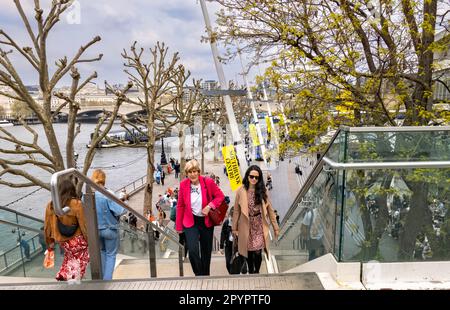 30. April 2023 Menschen spazieren entlang der Southbank, London UK eine Woche vor der Krönung von König Karl III Stockfoto