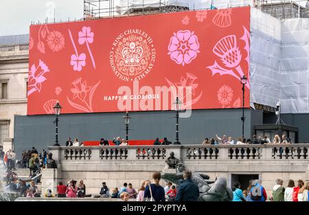 Banner zur Krönung am Trafalgar Square, London, UK, 30. April 2023 Stockfoto