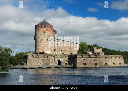 Schloss Olavinlinna in Savonlinna Finnland an Einem wunderschönen sonnigen Sommertag mit Ein paar Wolken im blauen Himmel Stockfoto