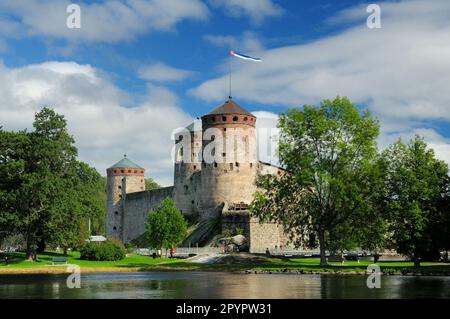 Parklandschaft auf der Burg Olavinlinna in Savonlinna Finnland an Einem wunderschönen sonnigen Sommertag mit ein paar Wolken im blauen Himmel Stockfoto