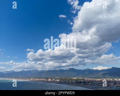 Die Appeningebirge der Toskana hinter dem Viareggio an der versilianischen Küste Italiens. Stockfoto