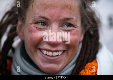Die norwegische Klettererin Kristin Harila lächelt bei ihrer Ankunft am Tribhuvan International Airport und wurde die erste Kletterfrau, die den schnellsten Aufstieg machte, indem sie alle 14 Gipfel über 8.000m in Kathmandu erklimmerte. Kristin Harila, 37, hat ihr Ziel erreicht, die 14 Gipfel über 8.000 Meter nach dem Gipfel von Cho Oyu zu erklimmen. Sie brauchte 12 Monate und fünf Tage. Harila kletterte mit Tenjen Sherpa und Ngima Rita Sherpa die tibetische Seite des Berges hinauf. Harila begann am 28. April letzten Jahres mit Annapurna, erkletterte dann Dhaulagiri, bevor es zum dritthöchsten Gipfel der Welt, Kangchenjunga, weiterging. Sie Stockfoto