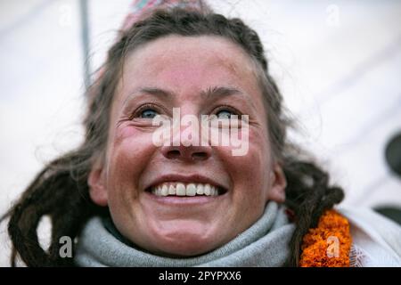 Die norwegische Klettererin Kristin Harila lächelt bei ihrer Ankunft am Tribhuvan International Airport und wurde die erste Kletterfrau, die den schnellsten Aufstieg machte, indem sie alle 14 Gipfel über 8.000m in Kathmandu erklimmerte. Kristin Harila, 37, hat ihr Ziel erreicht, die 14 Gipfel über 8.000 Meter nach dem Gipfel von Cho Oyu zu erklimmen. Sie brauchte 12 Monate und fünf Tage. Harila kletterte mit Tenjen Sherpa und Ngima Rita Sherpa die tibetische Seite des Berges hinauf. Harila begann am 28. April letzten Jahres mit Annapurna, erkletterte dann Dhaulagiri, bevor es zum dritthöchsten Gipfel der Welt, Kangchenjunga, weiterging. Sie Stockfoto