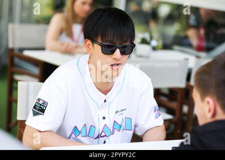 Miami Gardens, Florida, USA, 04/05/2023, ZHOU Guanyu (Chi), Alfa Romeo F1 Team Einsatz C43, Portrait während der Formel 1 Crypto.com des Miami Grand Prix 2023, 5. Runde der Formel-1-Weltmeisterschaft 2023 vom 05. Bis 07. Mai 2023 auf dem Miami International Autodrome, in Miami Gardens, Florida, Vereinigte Staaten von Amerika - Foto: Antonin Vincent/DPPI/LiveMedia Stockfoto