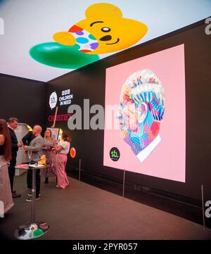 BBC Children in Need hat im Outernet London das digitale Porträt von King veröffentlicht. Das riesige Porträt umfasst Tausende von Porträts, die von der Nation gezeichnet wurden. Stockfoto