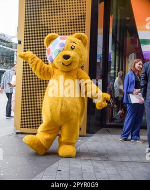 BBC Children in Need hat im Outernet London das digitale Porträt von King veröffentlicht. Das riesige Porträt umfasst Tausende von Porträts, die von der Nation gezeichnet wurden. Stockfoto