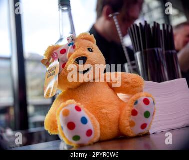 BBC Children in Need hat im Outernet London das digitale Porträt von King veröffentlicht. Das riesige Porträt umfasst Tausende von Porträts, die von der Nation gezeichnet wurden. Stockfoto