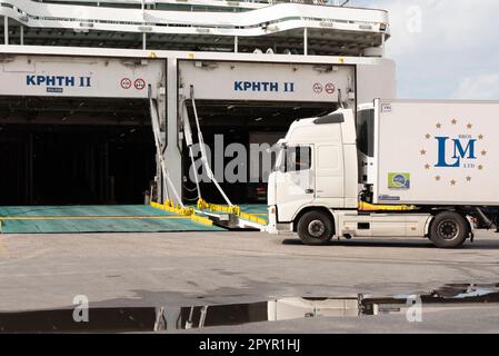 Herkalion Port, Kreta, Griechenland, EU. 2023. Ein Lastwagen und ein Anhänger, der auf eine griechische Fähre im Hafen von Herkalion, Kreta, geladen wird. Stockfoto