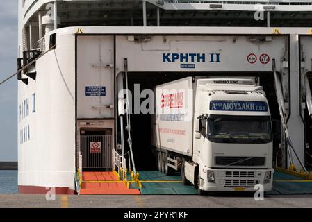 Herkalion Port, Kreta, Griechenland, EU. 2023. Ein Lastwagen und ein Anhänger, der auf eine griechische Fähre im Hafen von Herkalion, Kreta, geladen wird. Stockfoto