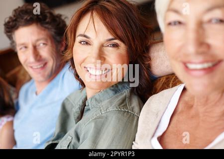 Jeder Moment zählt. Porträt einer erwachsenen Frau, die zwischen ihrem Mann und ihrer Mutter sitzt. Stockfoto