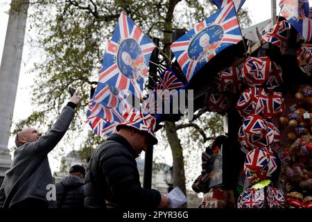 London, England, Großbritannien. Am 04./05./2023 verkaufen Händler Souvenirs von Royal Coronation am 4 2023. Mai in London, England, Großbritannien. Am 6. Mai wird erwartet, dass während der Krönung von König Karl III. Und Königin Camilla auf der traditionellen, aber verkürzten Route zwischen Buckingham Place und Westminster Abbey Tausende von Formen auf der ganzen Welt entstehen. (Foto: John Lamparski/NurPhoto) Kredit: NurPhoto SRL/Alamy Live News Stockfoto