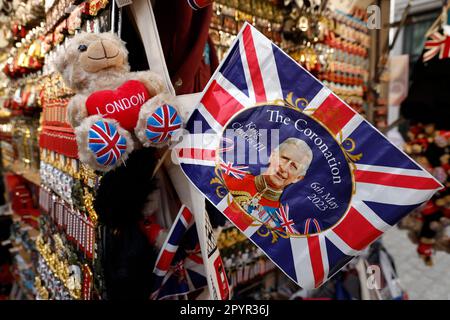 London, England, Großbritannien. Am 04./05./2023 verkaufen Händler Souvenirs von Royal Coronation am 4 2023. Mai in London, England, Großbritannien. Am 6. Mai wird erwartet, dass während der Krönung von König Karl III. Und Königin Camilla auf der traditionellen, aber verkürzten Route zwischen Buckingham Place und Westminster Abbey Tausende von Formen auf der ganzen Welt entstehen. (Foto: John Lamparski/NurPhoto) Kredit: NurPhoto SRL/Alamy Live News Stockfoto