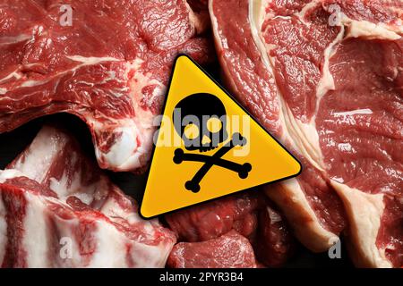 Schädelknochen und Kreuz-Kreuz-Zeichen auf rohem Fleisch, Draufsicht. Vorsicht - giftig Stockfoto