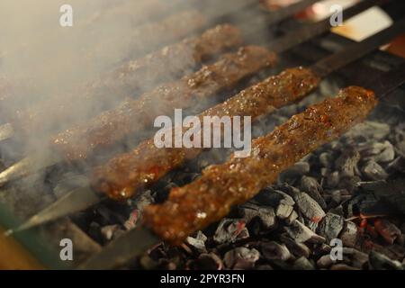 Türkisches Adana Kebab Auf Dem Grill Stockfoto