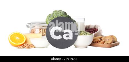 Natürliche Nahrung mit hohem Calciumgehalt auf weißem Hintergrund Stockfoto