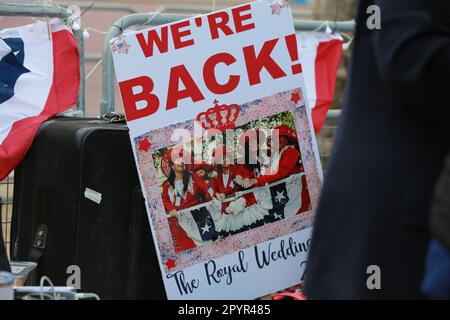 London, Großbritannien. 04. Mai 2023 Königliche Superfans lagern abends in der Mall in Erwartung der Krönung von König Karl III. Und Königin Camilla am 6. Mai. Kredit: Waldemar Sikora/Alamy Live News Stockfoto