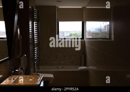 Die Stadt Dublin, Irland, durch ein Hotelbadezimmer-Fenster gesehen. Stockfoto
