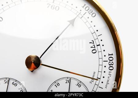 Aneroid-Barometer auf weißem Hintergrund isoliert Stockfoto