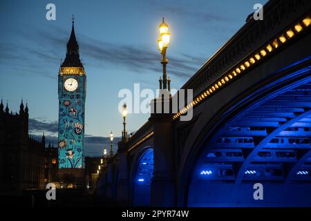 London, Großbritannien. 4. Mai 2023. Der Elizabeth Tower, allgemein bekannt als Big Ben, wird beleuchtet, um die Krönung von König Karl III. Zu feiern, die am 6. Mai stattfindet. Kredit: Lucy North/Alamy Live News Stockfoto