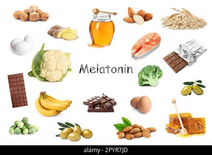 Verschiedene Lebensmittel, die reich an Melatonin sind und Ihnen beim Einschlafen helfen. Verschiedene leckere Produkte auf weißem Hintergrund Stockfoto