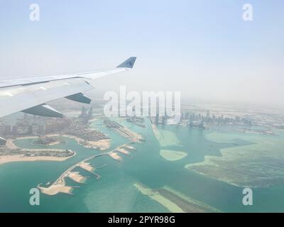 Luftaufnahme von Katar aus dem Flugzeug. Stockfoto