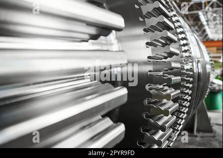 Metallschaft der Dampfturbine ohne Rotorblätter in der Werkstatt Stockfoto