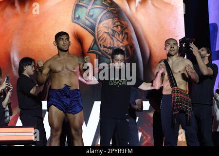 Denver, CO, USA. 3. Mai 2023. DENVER, COLORADO - 4. MAI: (L-R) Aung La N Sang stellt sich bei der ONE Championship Ceremonial Wieg-in and Face-off Conference am 4. Mai 2023 im 1. Bank Center in Denver, Colorado, gegen Fangraf Rong. (Kreditbild: © Christopher Colon/PX Imagens via ZUMA Press Wire) NUR REDAKTIONELLE VERWENDUNG! Nicht für den kommerziellen GEBRAUCH! Stockfoto