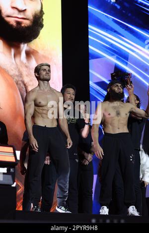 Denver, CO, USA. 3. Mai 2023. DENVER, COLORADO - 4. MAI: (L-R) Sage Northcutt stellt sich Ahmed Mujtaba bei der ONE Championship Ceremonial Wieg-in and Face-off Conference am 4. Mai 2023 im 1. Bank Center in Denver, Colorado, gegenüber. (Kreditbild: © Christopher Colon/PX Imagens via ZUMA Press Wire) NUR REDAKTIONELLE VERWENDUNG! Nicht für den kommerziellen GEBRAUCH! Stockfoto