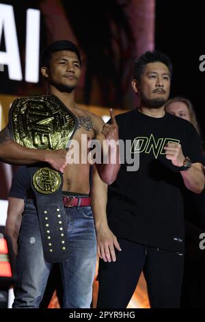 Denver, CO, USA. 3. Mai 2023. DENVER, COLORADO - 4. MAI: Rodtang Jitmuangnon tritt bei der ONE Championship Ceremonial Wiege-in and Face-Off Conference am 4. Mai 2023 im 1. Bank Center in Denver, Colorado, vor den Zuschauern an. (Kreditbild: © Christopher Colon/PX Imagens via ZUMA Press Wire) NUR REDAKTIONELLE VERWENDUNG! Nicht für den kommerziellen GEBRAUCH! Stockfoto