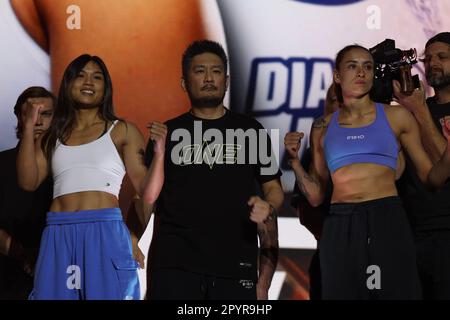 Denver, CO, USA. 3. Mai 2023. DENVER, COLORADO - 4. MAI: (L-R) Jackie Buntan stellt sich Diandra Martin bei der ONE Championship Ceremonial Wieg-in and Face-off Conference am 4. Mai 2023 im 1. Bank Center in Denver, Colorado, gegenüber. (Kreditbild: © Christopher Colon/PX Imagens via ZUMA Press Wire) NUR REDAKTIONELLE VERWENDUNG! Nicht für den kommerziellen GEBRAUCH! Stockfoto