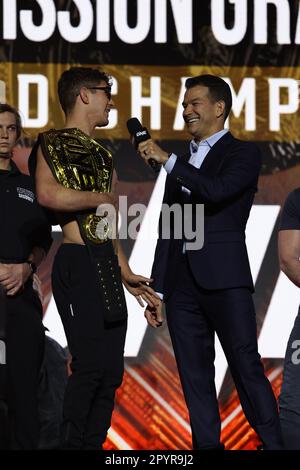 Denver, CO, USA. 3. Mai 2023. DENVER, COLORADO - 4. MAI: Mitch Chilson interviewt Mikey Musumeci bei der ONE Championship Ceremonial With-in and Face-Off Conference am 4. Mai 2023 im 1. Bank Center in Denver, Colorado. (Kreditbild: © Christopher Colon/PX Imagens via ZUMA Press Wire) NUR REDAKTIONELLE VERWENDUNG! Nicht für den kommerziellen GEBRAUCH! Stockfoto