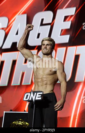 Denver, CO, USA. 3. Mai 2023. DENVER, COLORADO - 4. MAI: Sage Northcutt gewinnt bei der ONE Championship Ceremonial With-in and Face-off Conference am 4. Mai 2023 im 1. Bank Center in Denver, Colorado, eine wichtige Rolle. (Kreditbild: © Christopher Colon/PX Imagens via ZUMA Press Wire) NUR REDAKTIONELLE VERWENDUNG! Nicht für den kommerziellen GEBRAUCH! Stockfoto