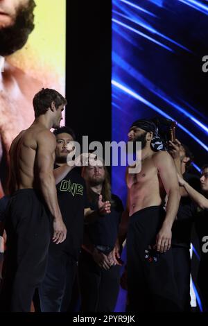 Denver, CO, USA. 3. Mai 2023. DENVER, COLORADO - 4. MAI: (L-R) Sage Northcutt stellt sich Ahmed Mujtaba bei der ONE Championship Ceremonial Wieg-in and Face-off Conference am 4. Mai 2023 im 1. Bank Center in Denver, Colorado, gegenüber. (Kreditbild: © Christopher Colon/PX Imagens via ZUMA Press Wire) NUR REDAKTIONELLE VERWENDUNG! Nicht für den kommerziellen GEBRAUCH! Stockfoto